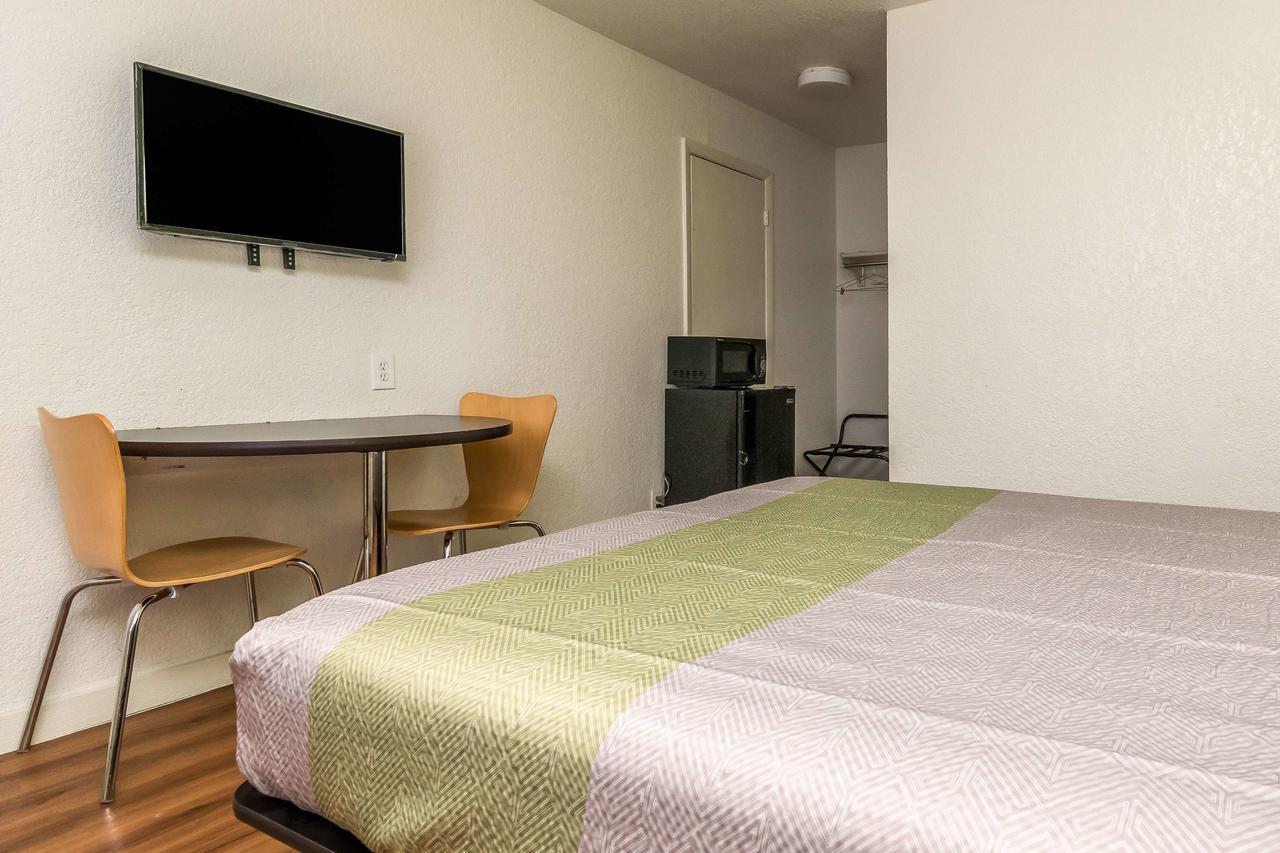 Motel 6 Fort Worth North Haltom City Екстериор снимка