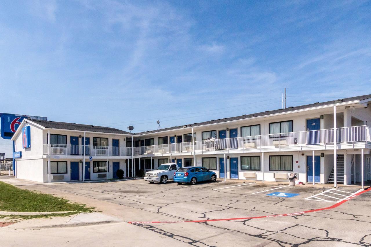 Motel 6 Fort Worth North Haltom City Екстериор снимка