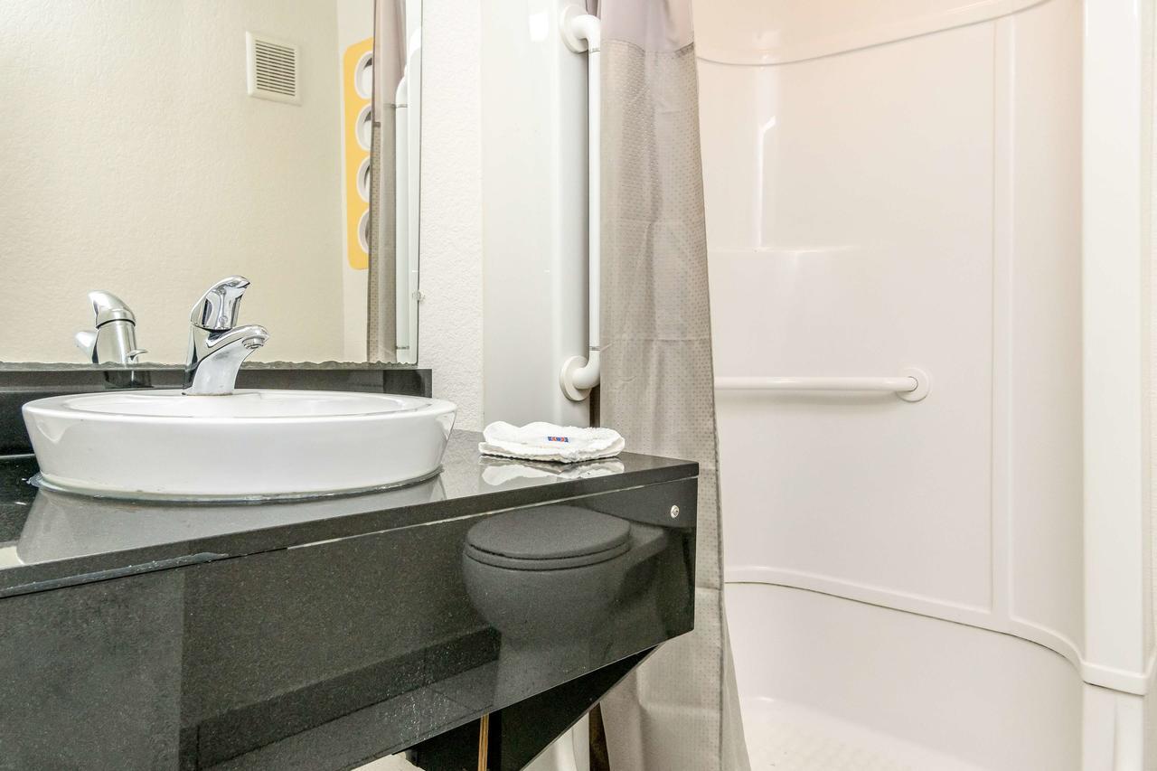 Motel 6 Fort Worth North Haltom City Екстериор снимка