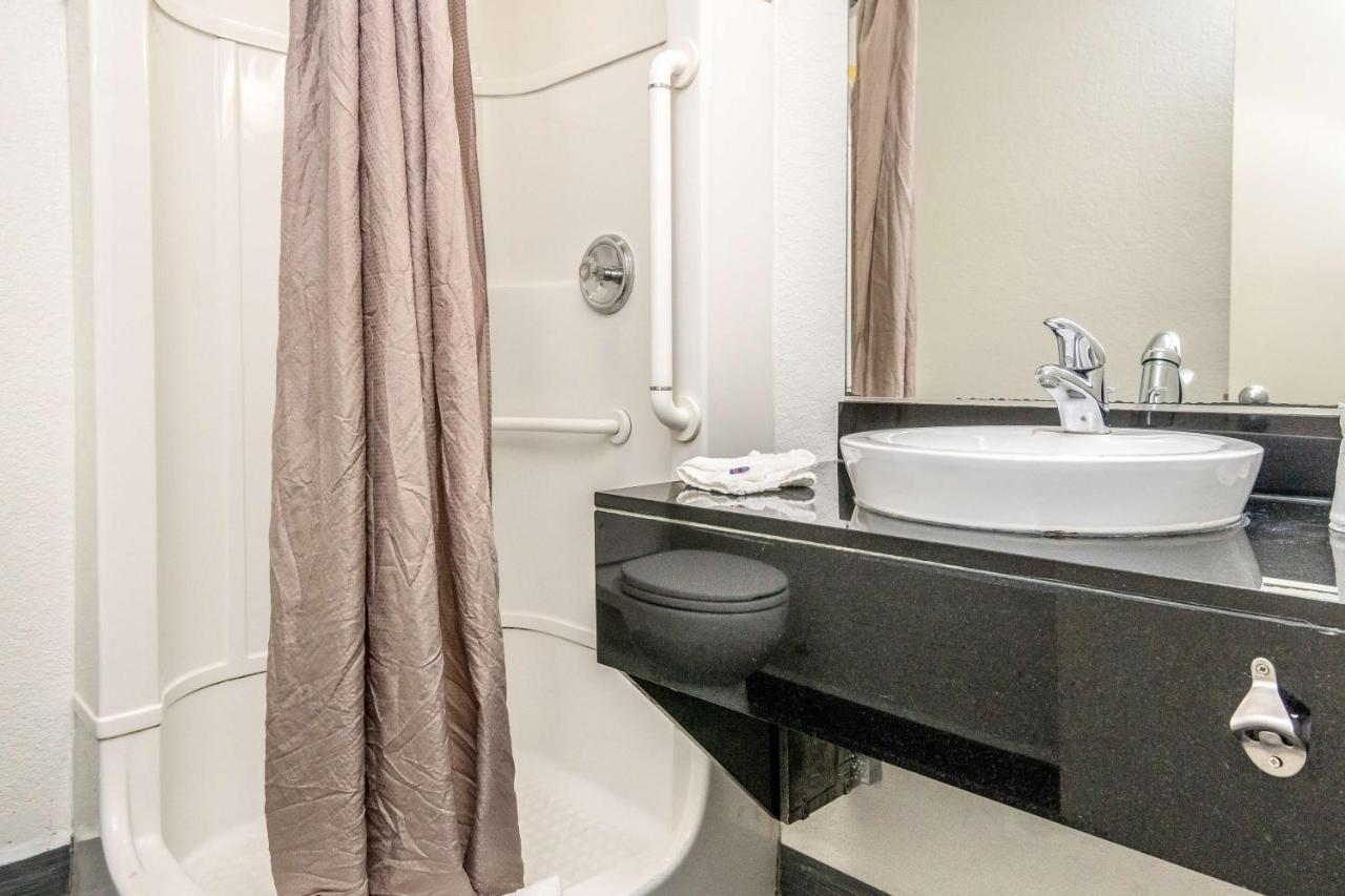 Motel 6 Fort Worth North Haltom City Екстериор снимка